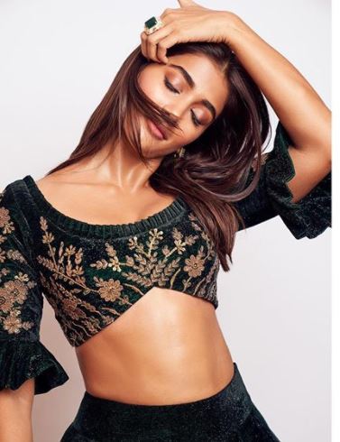 pooja hegde bra size